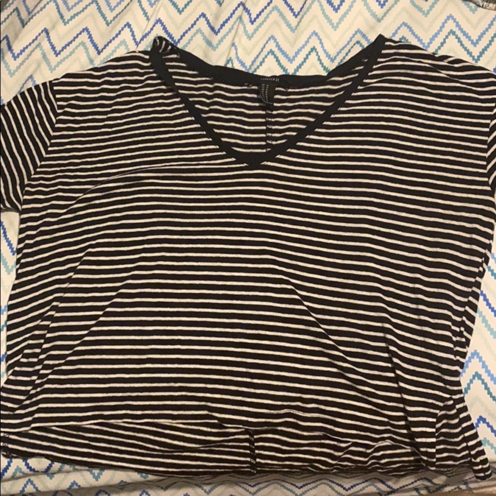 Black and white cropped tshirt